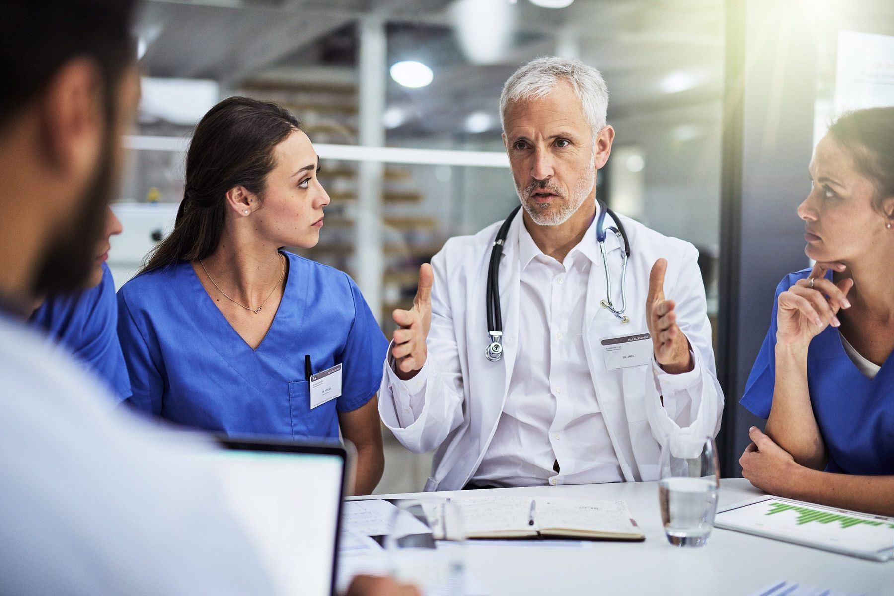 Equipo médico conversando sobre un caso clínico