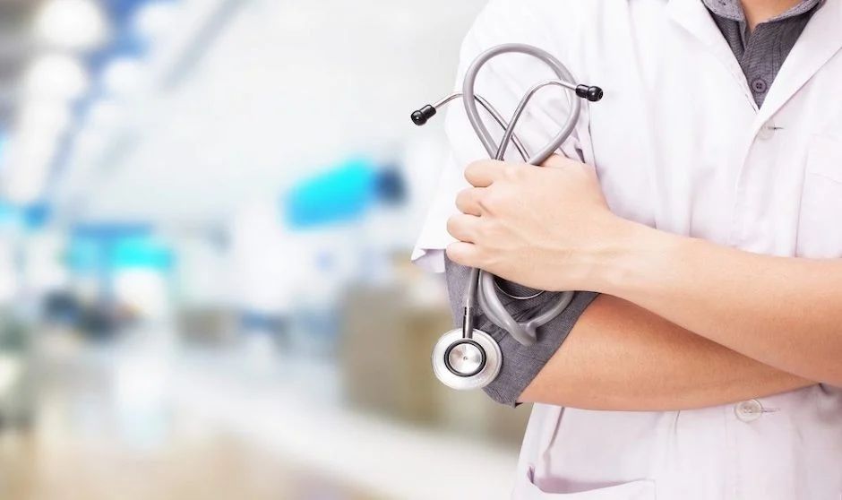Médico con estetoscopio en un hospital