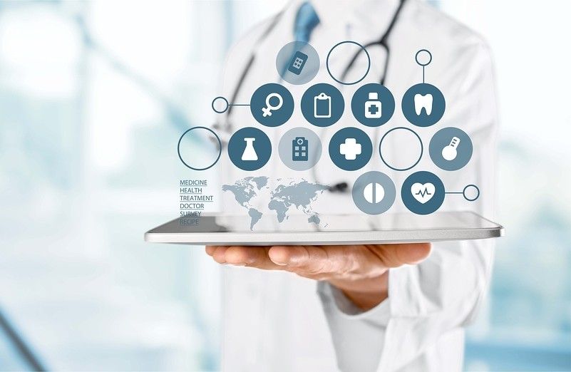 Médico sosteniendo una tableta con servicios de salud digitales
